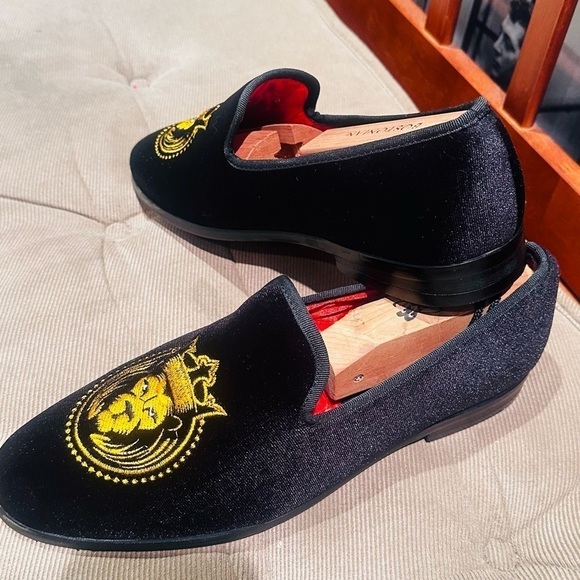 ELANROMAN Men's Lion Crest Velvet Loafers. - Picture 3 of 15